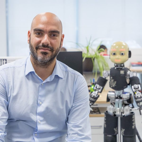 Daniele Pucci e un robot